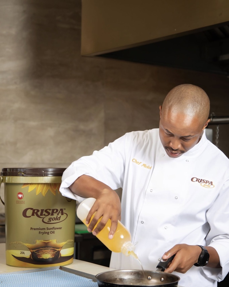 Chef preparing food with Crispa Gold sunflower oil